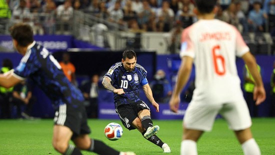 Soccer Football - FIFA World Cup 2026 - Group J - Jordan v Argentina - Dallas Stadium, Arlington, Texas, U.S. - June 27, 2026
Argentina's Lionel Messi scores their third goal from a free kick IMAGN IMAGES via Reuters/Tim Heitman     TPX IMAGES OF TH