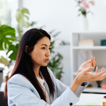 5 Zodiak yang Paling Suka Oversharing, Sekali Cerita Sulit Ngerem