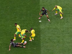 Soccer Football - FIFA World Cup 2026 - Round of 32 - South Africa v Canada - Los Angeles Stadium, Inglewood, California, U.S. - June 28, 2026 Canada's Jonathan David in action with South Africa's Sphephelo Sithole REUTERS/Matthew Childs