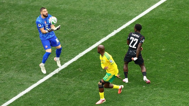 Soccer Football - FIFA World Cup 2026 - Round of 32 - South Africa v Canada - Los Angeles Stadium, Inglewood, California, U.S. - June 28, 2026 Canada's Maxime Crepeau and Richie Laryea in action with South Africa's Evidence Makgopa REUTERS/Lisi Niesn