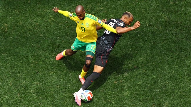 Soccer Football - FIFA World Cup 2026 - Round of 32 - South Africa v Canada - Los Angeles Stadium, Inglewood, California, U.S. - June 28, 2026 South Africa's Evidence Makgopa in action with Canada's Derek Cornelius REUTERS/Lisi Niesner