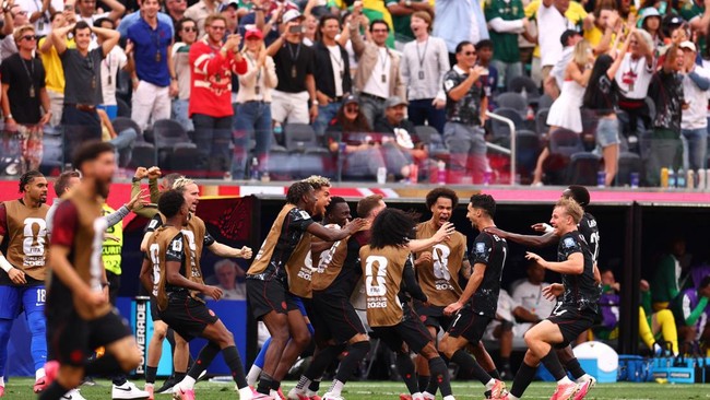 Soccer Football - FIFA World Cup 2026 - Round of 32 - South Africa v Canada - Los Angeles Stadium, Inglewood, California, U.S. - June 28, 2026 Canada's Stephen Eustaquio celebrates scoring their first goal with teammates IMAGN IMAGES via Reuters/Jess