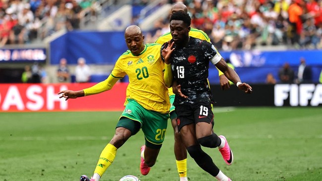 Soccer Football - FIFA World Cup 2026 - Round of 32 - South Africa v Canada - Los Angeles Stadium, Inglewood, California, U.S. - June 28, 2026 South Africa's Khuliso Mudau in action with Canada's Alphonso Davies REUTERS/Daniel Cole