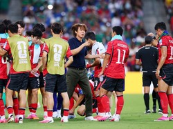 Soccer Football - FIFA World Cup 2026 - Group A - South Africa v South Korea - Estadio Monterrey, Monterrey, Mexico - June 24, 2026 South Korea coach Hong Myung-bo gives instructions to Hwang Hee-chan during a hydration break REUTERS/Eloisa Sanchez