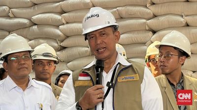 Direktur Utama Perum Bulog Ahmad Rizal Ramdhani mempersilakan masyarakat menukar produk Minyakita produksi PT Kusuma Mukti Remaja (KMR) yang terindikasi berbau solar.    Warga cukup membawa kemasan at