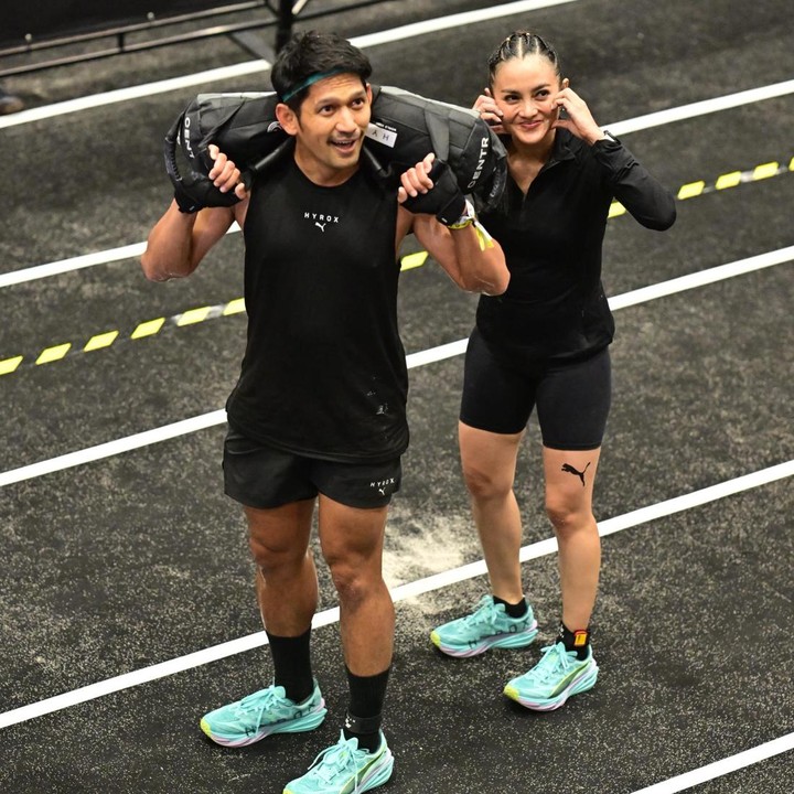 <p>Pasangan Ibnu Jamil dan Ririn Ekawati turut ambil bagian dalam HYROX Race yang digelar di Jakarta belum lama ini. Keduanya berhasil menyelesaikan berbagai tantangan di kategori Mix Double, dalam waktu 1 jam 54 menit 49 detik. "<em>best partner</em>, seni berbagi beban kehidupan. Numpang pacaran di <em>race</em> Hyrox Jakarta 2026..<em>so much fun..congratulations all finishers HYROX JAKARTA</em>," tulis Ibnu dalam unggahan fotonya bersama sang istri saat mengikuti HYROX Race. (Foto: Instagram @ibnujamilo)</p>
