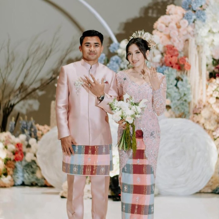 <p>Melihat dari unggahan di Instagram, pemain sepak bola asal Makassar tersebut membagikan momen lamarannya yang berlangsung dengan penuh khidmat. Dalam sejumlah potret yang dibagikan, Asnawi dan Yuriska tampak serasi mengenakan busana bernuansa <em>soft pink</em> yang elegan. (Foto: @owlsome__ via Instagram @asnawi_bhr)</p>