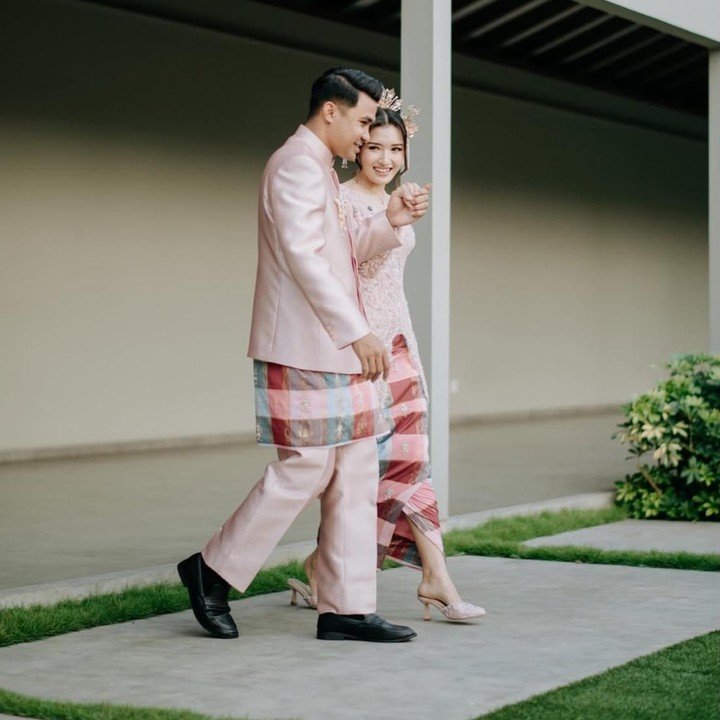<p>Acara tersebut digelar setelah Asnawi lebih dahulu memberikan kejutan romantis dengan melamar Yuriska di atas kapal di Bali. Kini, keduanya pun melangsungkan acara lamaran secara resmi yang dihadiri keluarga dan orang-orang terdekat. (Foto: @owlsome__ via Instagram @asnawi_bhr)</p>