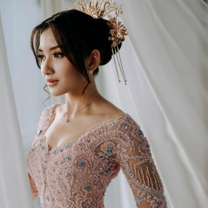 <p>Dalam momen lamaran tersebut, kekasih Asnawi, Yuriska, tampil begitu cantik dengan rambut yang disanggul rapi. Riasan <em>makeup</em> bergaya natural semi <em>bold</em> yang dikenakannya membuat penampilannya semakin terlihat anggun, Bunda. (Foto: @owlsome__ via Instagram @asnawi_bhr)</p>