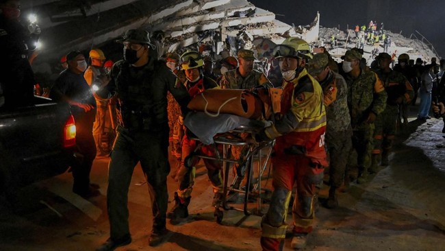 Rescue personnel assist in rescue efforts after earthquakes hit the country, in La Guaira, Venezuela, June 27, 2026. REUTERS/Maxwell Briceno