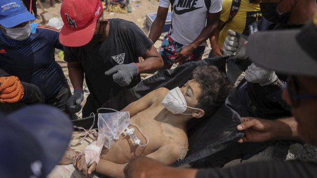 A person who was trapped under the rubble of a building is carried, after earthquakes hit the country, in La Guaira, Venezuela, June 28, 2026. REUTERS/Leonardo Fernandez Viloria