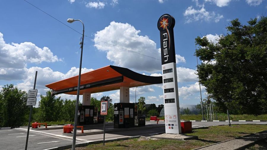 Beberapa stasiun pengisian bahan bakar di Rostov-on-Don, Rusia pada Senin (29/6/2026) menghadapi kekurangan bensin akibat pengurangan produksi di kilang-kilang utama, di tengah bentrok Rusia-Ukraina. (REUTERS/Sergey Pivovarov)