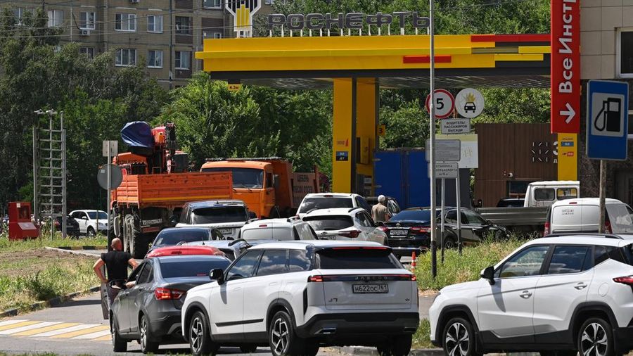 Beberapa stasiun pengisian bahan bakar di Rostov-on-Don, Rusia pada Senin (29/6/2026) menghadapi kekurangan bensin akibat pengurangan produksi di kilang-kilang utama, di tengah bentrok Rusia-Ukraina. (REUTERS/Sergey Pivovarov)