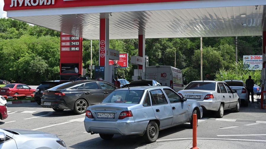 Beberapa stasiun pengisian bahan bakar di Rostov-on-Don, Rusia pada Senin (29/6/2026) menghadapi kekurangan bensin akibat pengurangan produksi di kilang-kilang utama, di tengah bentrok Rusia-Ukraina. (REUTERS/Sergey Pivovarov)