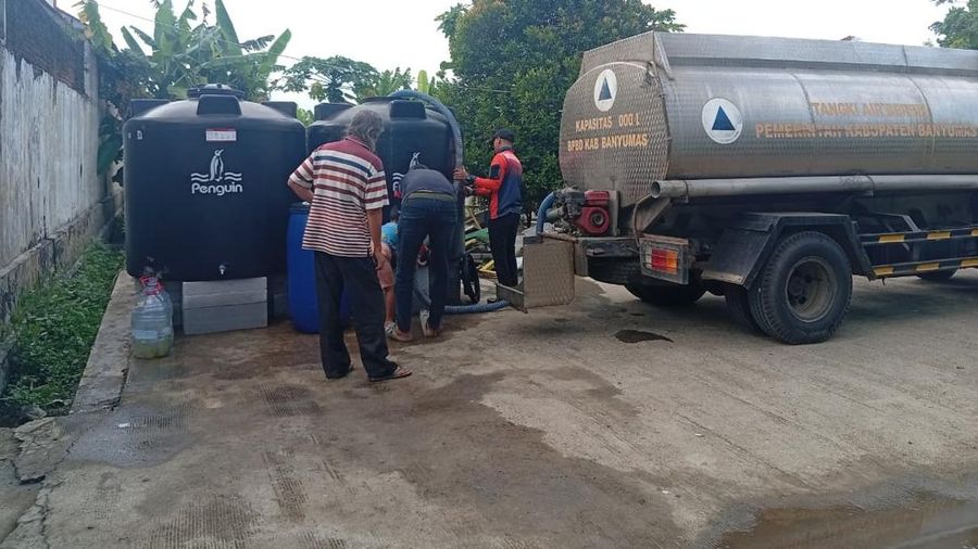 BPBD Kabupaten Banyumas mendistribusikan 5.000 liter air bersih ke masyarakat di wilayah terdampak kekeringan, di Desa Taman Sari, Kecamatan Karanglewas, pada Minggu (28/6). (Dok. BPBD Kabupaten Banyumas)