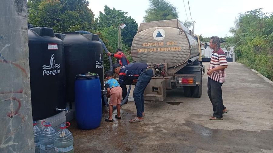 BPBD Kabupaten Banyumas mendistribusikan 5.000 liter air bersih ke masyarakat di wilayah terdampak kekeringan, di Desa Taman Sari, Kecamatan Karanglewas, pada Minggu (28/6). (Dok. BPBD Kabupaten Banyumas)