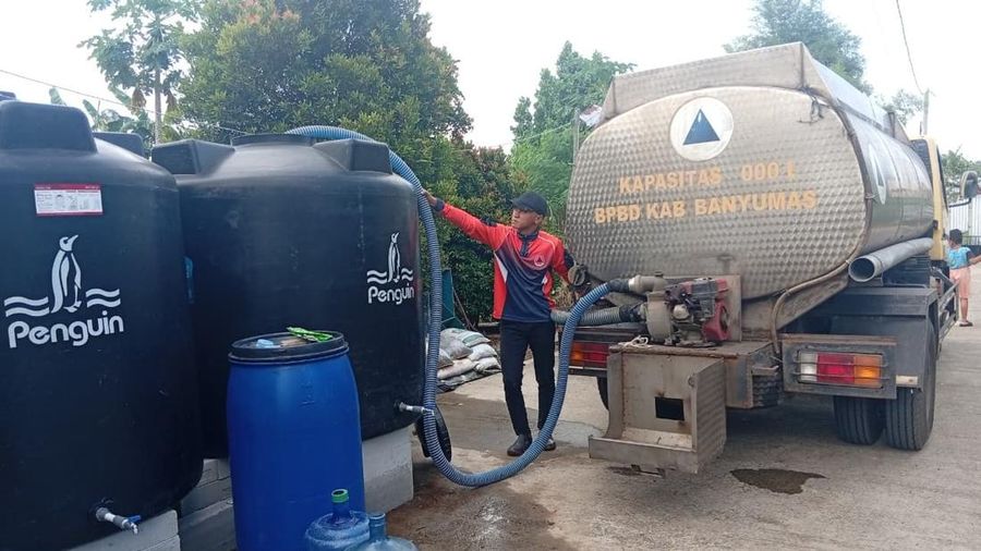 BPBD Kabupaten Banyumas mendistribusikan 5.000 liter air bersih ke masyarakat di wilayah terdampak kekeringan, di Desa Taman Sari, Kecamatan Karanglewas, pada Minggu (28/6). (Dok. BPBD Kabupaten Banyumas)