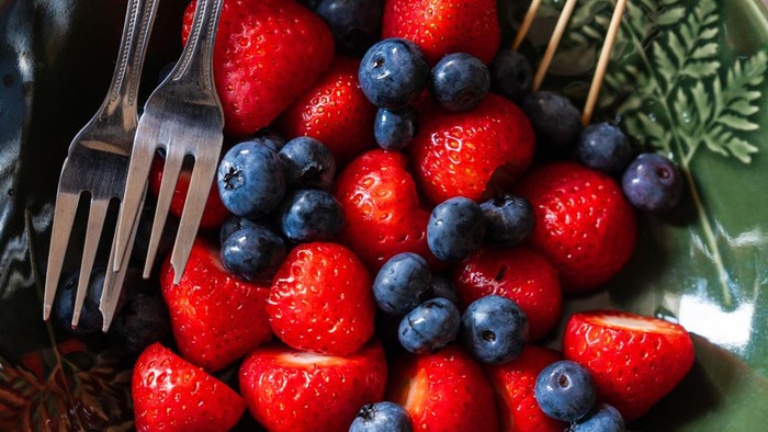 Buah beri. Strawberry dan blueberry bermanfaat bagi kesehatan kulit