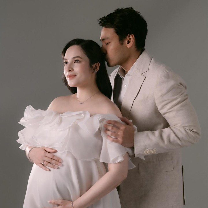 <p>Chelsea sudah tak sabar untuk bertemu dengan anak pertamanya yang berjenis kelamin perempuan, Bunda. Perempuan bernama lengkap Chelsea Elizabeth Islan ini mengaku sudah siap untuk memeluk putrinya yang dipanggil Baby C. "Sembari menunggu kedatanganmu, kami menikmati hari-hari terakhir ini, menyadari bahwa hidup akan segera berubah dengan cara yang paling indah. Kami sudah mencintaimu lebih dari yang bisa diungkapkan dengan kata-kata, dan kami tak sabar untuk akhirnya memelukmu. Kapan pun kamu siap, sayangku, kami akan selalu ada di sini menunggu dengan sepenuh hati. Sampai jumpa segera, Baby C tersayang!" tulis Chelsea. (Foto: Instagram @chelseaislan)</p>