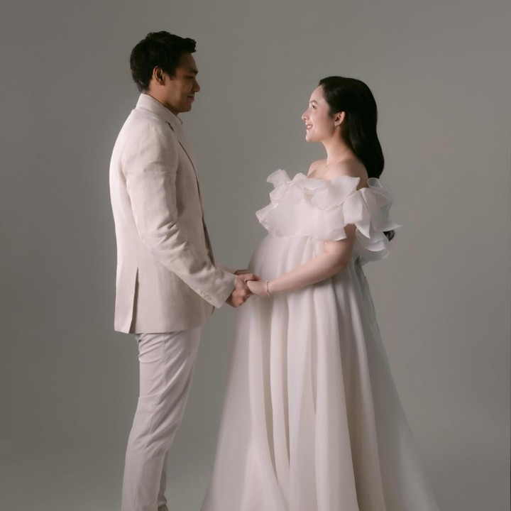 <p>Di<em> maternity shoot</em> kali ini, Chelsea tak hanya berpose sendiri. Bintang film <em>Rudy Habibie</em> ini juga mengabadikan momen kehamilannya bersama sang suami Rob Clinton Kardinal. Suami Chelsea tampak mengenakan setelan jas dan celana berwarna putih, senada dengan gaun yang dikenakan sang istri. (Foto: Instagram @chelseaislan)</p>