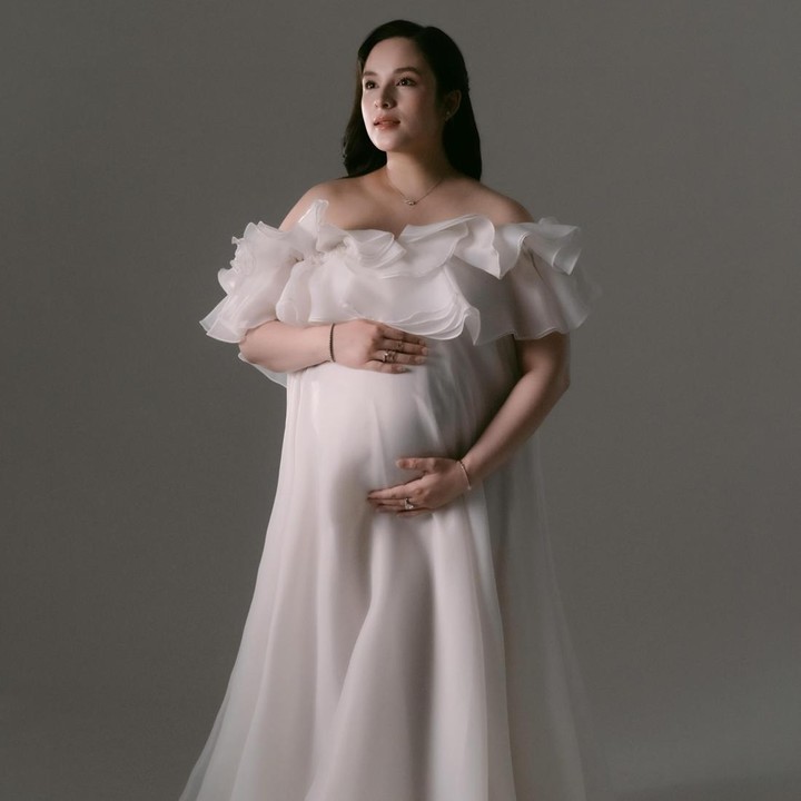 <p>Dalam potret<em> maternity</em> ini, Chelsea tampil anggun mengenakan gaun<em> off shoulder</em> berwarna putih dengan <em>ruffled layers</em>. Perempuan 31 tahun ini memamerkan <em>baby bump</em> kehamilan yang sudah tampak besar. (Foto: Instagram @chelseaislan)</p>