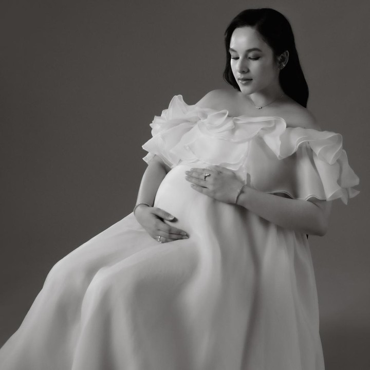 <p><em>Maternity shoot</em> ini mengusung tema monokrom dengan menekankan pada koneksi emosional dari Chelsea yang tengah menjalani kehamilan pertamanya. Foto yang diambil di studio ini juga menggabungkan nuansa klasik dengan fokus utama pada<em> baby bump</em> kehamilan yang sudah besar. (Foto: Instagram @chelseaislan)</p>