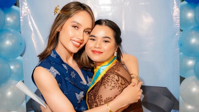 Terpopuler: Bangganya Cinta Laura, Sang ART Berhasil Lulus SMA