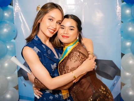 Terpopuler: Bangganya Cinta Laura, Sang ART Berhasil Lulus SMA