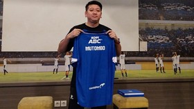 Persib perkenalkan bek Prancis, Gabriel Mutombo, sebagai rekrutan anyar. (Dok. Persib Bandung)