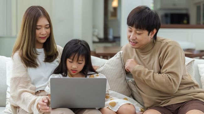 5 Hal Yang Dipelajari Orang Tua Milenial Dari Gen Alpha, Makin Melek Teknologi