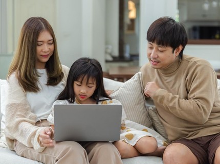 5 Hal yang Dipelajari Orang Tua Milenial dari Gen Alpha, Makin Melek Teknologi