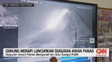 VIDEO: Gunung Merapi Luncurkan Guguran Awan Panas