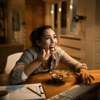 Awas Keliru! Ini Cara Membedakan Makan karena Lapar dan Emotional Hunger