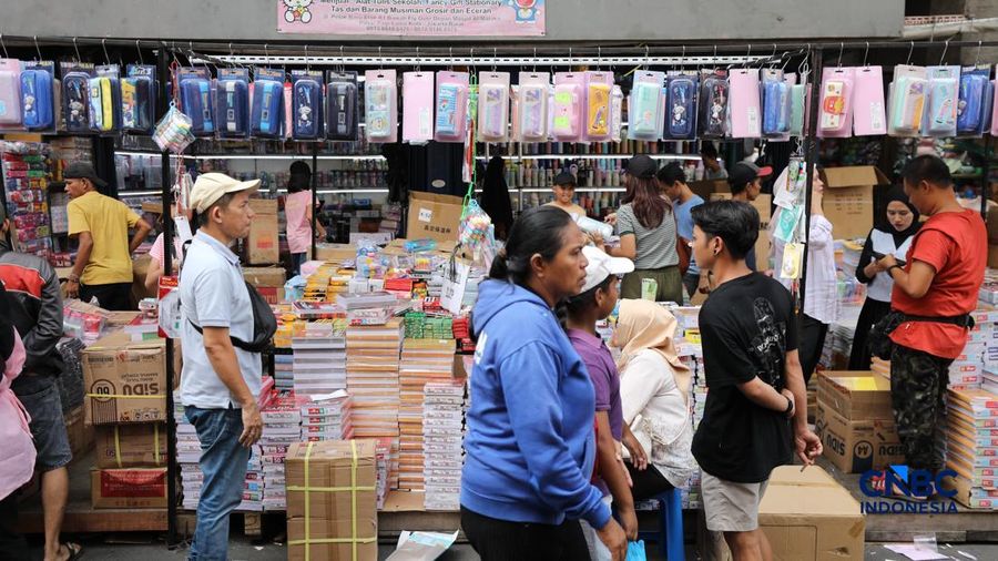 Jelang tahun aliran baru, pedagang perangkat tulis mulai menjamur di Pasar Pagi Asemka, Tambora, Jakarta, Senin (29/6/2026). (CNBC Indonesia/Tri Susilo)
