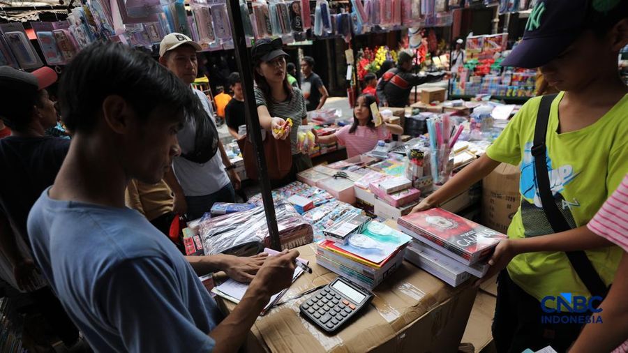 Jelang tahun aliran baru, pedagang perangkat tulis mulai menjamur di Pasar Pagi Asemka, Tambora, Jakarta, Senin (29/6/2026). (CNBC Indonesia/Tri Susilo)