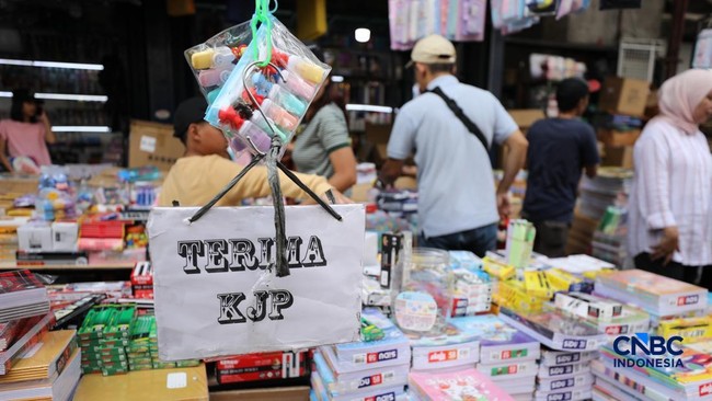 Penampakan Penjual Alat Tulis Menjamur di Asemka, Ramai Diserbu Warga