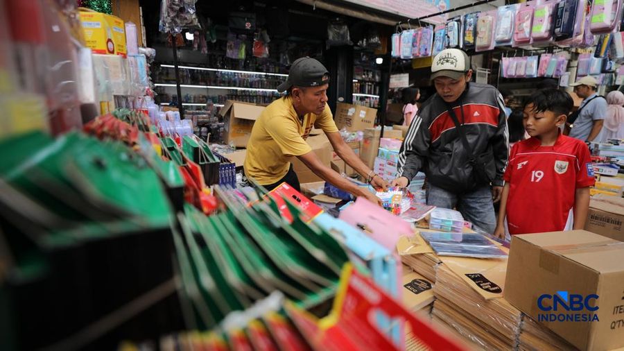 Jelang tahun aliran baru, pedagang perangkat tulis mulai menjamur di Pasar Pagi Asemka, Tambora, Jakarta, Senin (29/6/2026). (CNBC Indonesia/Tri Susilo)