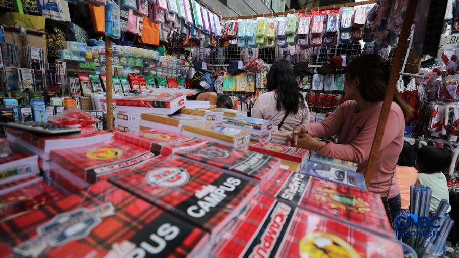 Jelang tahun aliran baru, pedagang perangkat tulis mulai menjamur di Pasar Pagi Asemka, Tambora, Jakarta, Senin (29/6/2026). (CNBC Indonesia/Tri Susilo)