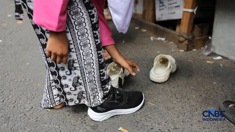 Jelang tahun aliran baru, pedagang perangkat tulis mulai menjamur di Pasar Pagi Asemka, Tambora, Jakarta, Senin (29/6/2026). (CNBC Indonesia/Tri Susilo)