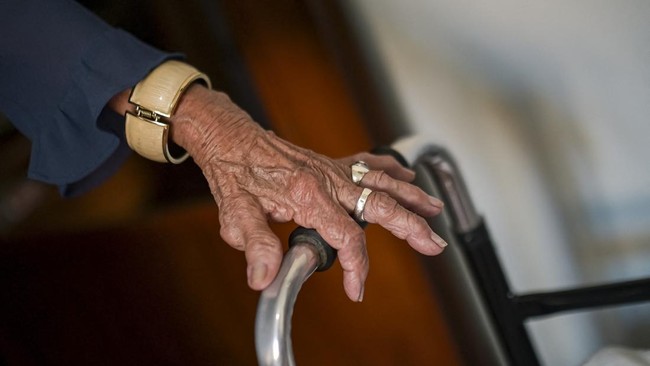 Zoraide de Deus Mota's hand rests on a walker in Rio de Janeiro, Brazil, June 23, 2026. REUTERS/Tita Barros.