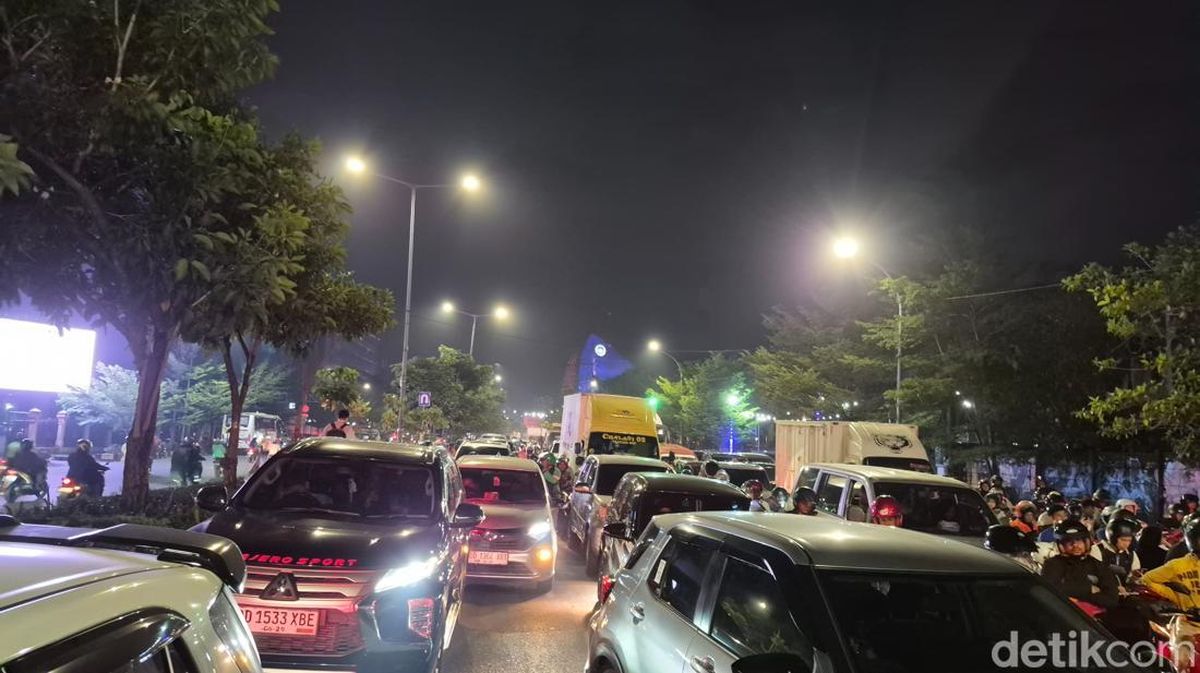 Demo Tolak MBG di Makassar, Massa Bakar Ban hingga Tutup Jalan