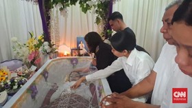 Almarhum dr. Elisa Princilia Utami Pakaenoni atau Dokter Icha disemayamkan di rumahnya di NTT, Senin (26/6). Dokter Icha mengalami depresi lalu bunuh diri, diduga setelah mendapat intimidasi dari sejumlah anggota DPRD Timor Tengah Utara.