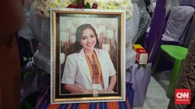 dr. Elisa Princilia Utami Pakaenoni atau dr. Icha yang mengalami depresi lalu ditemukan meninggal  bunuh diri di rumahnya pada Jumat (26/6).