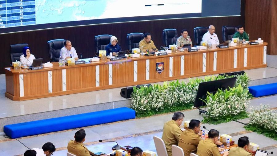 Kepala BNPB Letjen TNI Dr. Suharyanto, S.Sos, M.M beserta jajaran, menghadiri rapat Koordinasi, Sosialisasi dan Kesiapsiagaan dalam menghadapi kejadian El Nino nan di gelar di Ruang Rapat Sasana Bhakti Praja, Gedung C, Kementerian Dalam Negeri (Kemendagri), Senin (29/06). (Dok. BNPB)