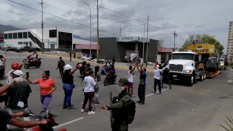 Kesedihan dan kemarahan menyelimuti negara bagian pesisir La Guaira, Venezuela, pada Minggu (28/6/2026), ketika family korban gempa memblokir perangkat berat penyelamat dan menuntut akses ke letak bencana. Mereka berjaga di sekitar reruntuhan bangunan