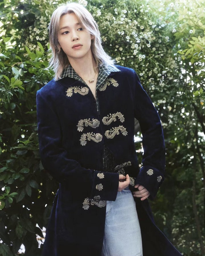 Ketika memikirkan Dior, salah satu nama yang mungkin langsung terlintas di pikiran adalah Jimin. Ya, nama anggota BTS kelahiran tahun 1995 satu ini sangat melekat dengan rumah mode mewah asal Prancis tersebut. / Foto: instagram.com/j.m