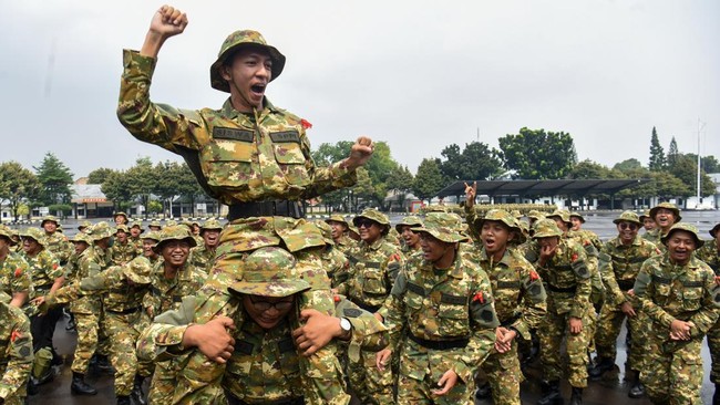 Sejumlah peserta program Sarjana Penggerak Pembangunan Indonesia (SPPI) meneriakkan yel-yel saat mengikuti Pelatihan Dasar Kemiliteran (Latsarmil).