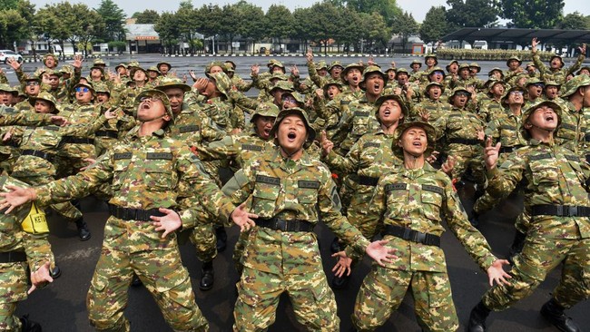 Sejumlah peserta program Sarjana Penggerak Pembangunan Indonesia (SPPI) meneriakkan yel-yel saat mengikuti Pelatihan Dasar Kemiliteran (Latsarmil) calon manajer Koperasi Desa Merah Putih (KDMP) di Brigif 1 Marinir Cilandak, Jakarta, Kamis (25/6/2026)