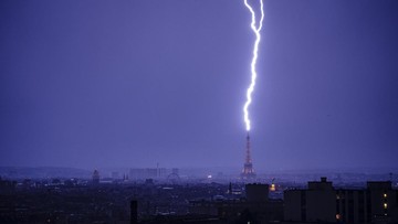 FOTO: Menara Eiffel Tersambar Petir Ratusan Kali Sejak 1889
