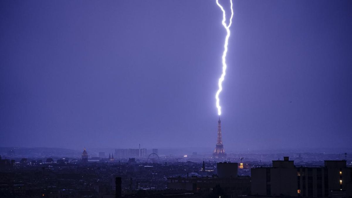 FOTO: Menara Eiffel Tersambar Petir Ratusan Kali Sejak 1889